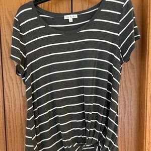 LIKE NEW!  Nine Britton knot-front tee!